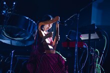 小林うてな（Steelpan, Syn, Harp, Cho / Black Boboi）（撮影：東美樹）