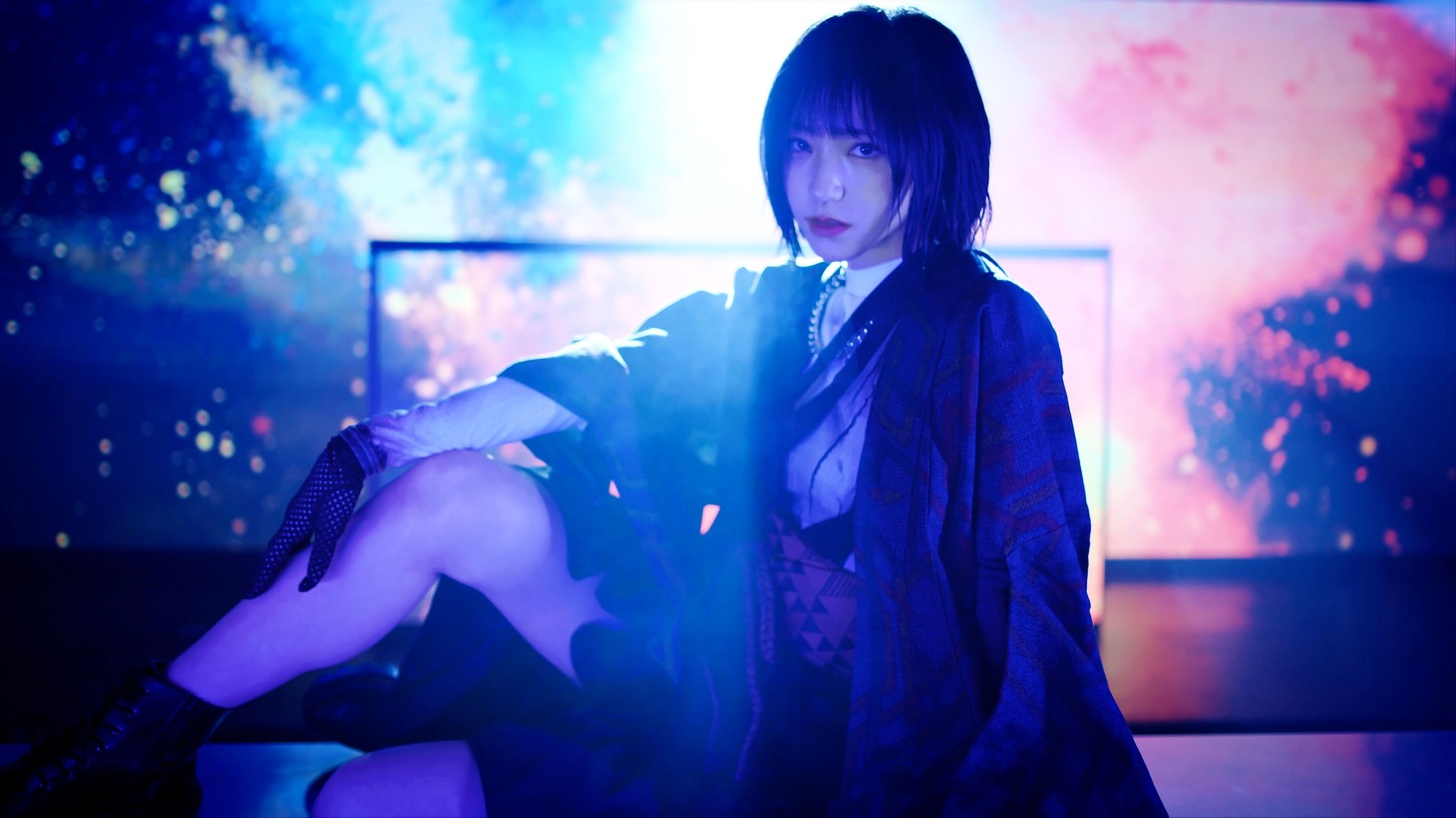 =LOVE「知らんけど」のミュージックビデオより。