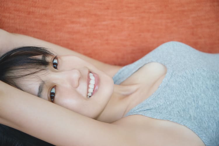 乃木坂46賀喜遥香がソファに寝転ぶ、写真集「まっさら」封入特典第4弾 