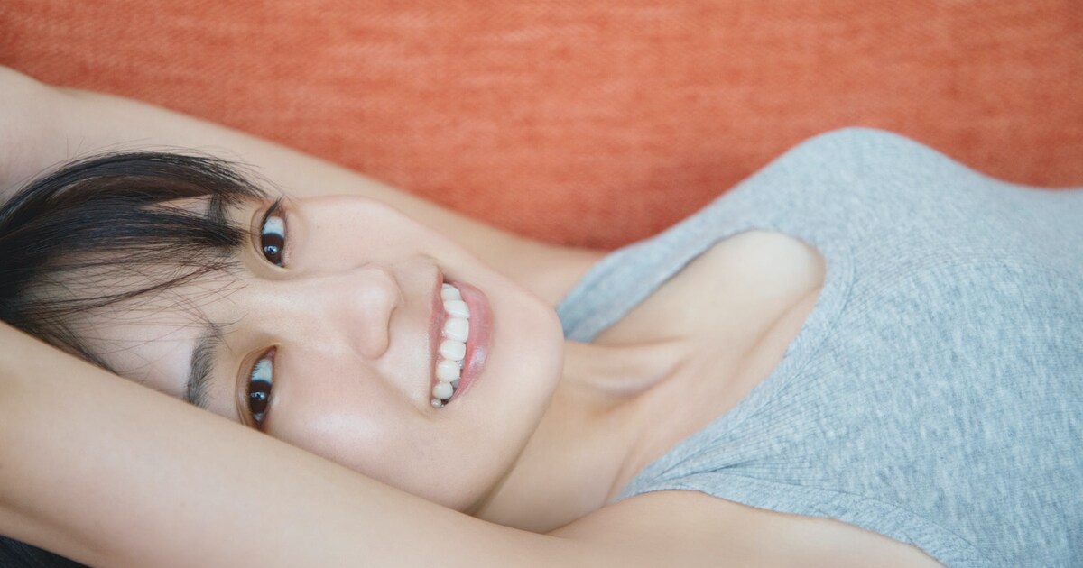 乃木坂46賀喜遥香がソファに寝転ぶ、写真集「まっさら」封入特典第4弾 