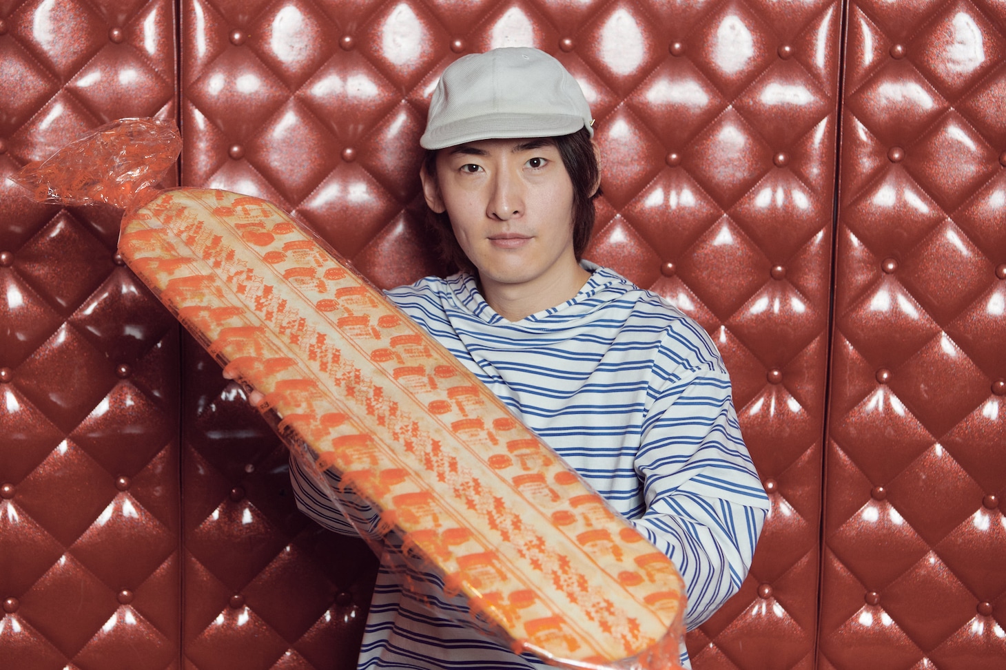 “100倍ハッピーターン”を持つビッケブランカ（撮影：曽我美芽）