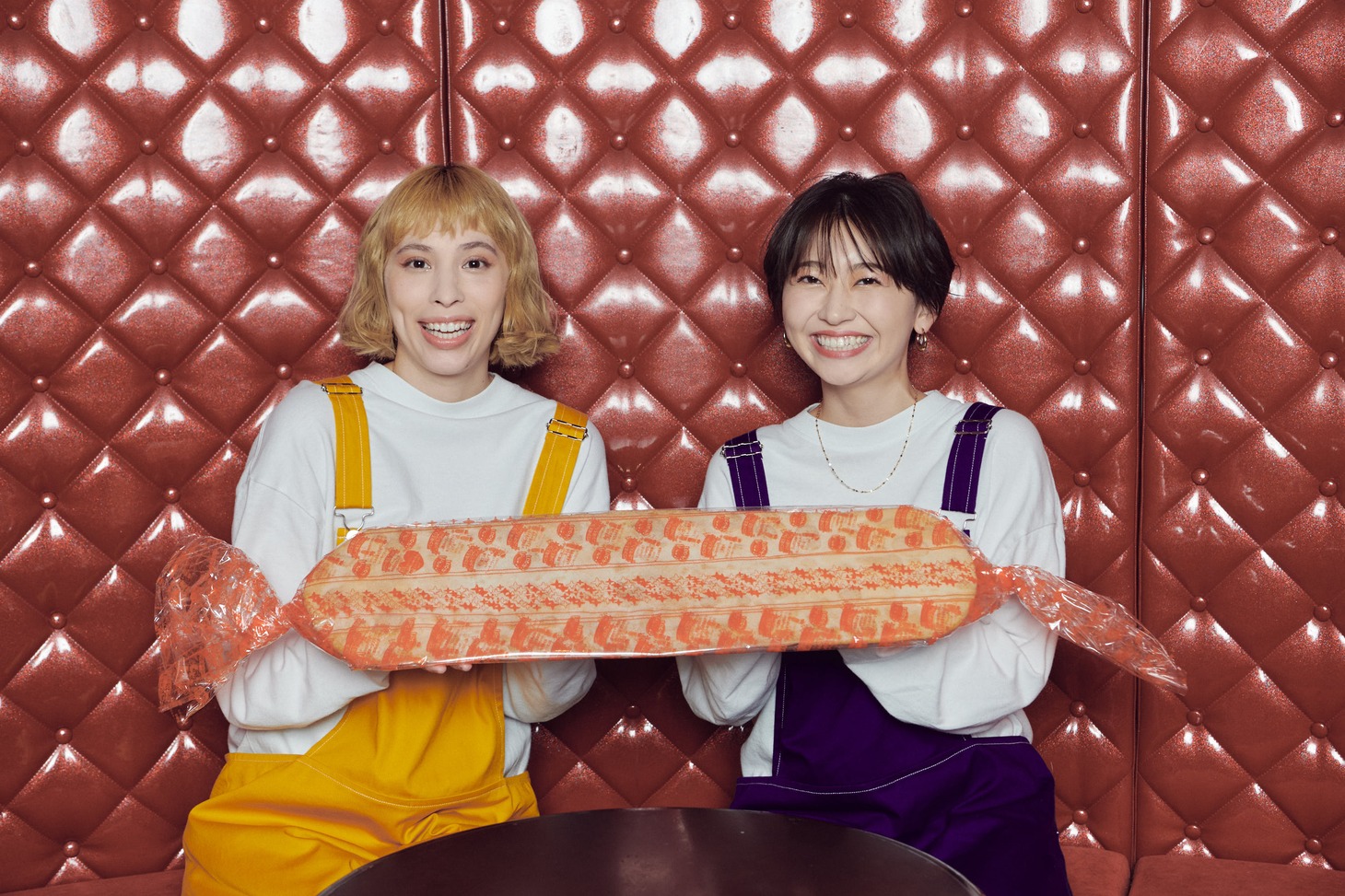 “100倍ハッピーターン”を持つchelmico。（撮影：曽我美芽）
