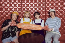 “100倍ハッピーターン”を持つやついいちろう、chelmico、ビッケブランカ。（撮影：曽我美芽）