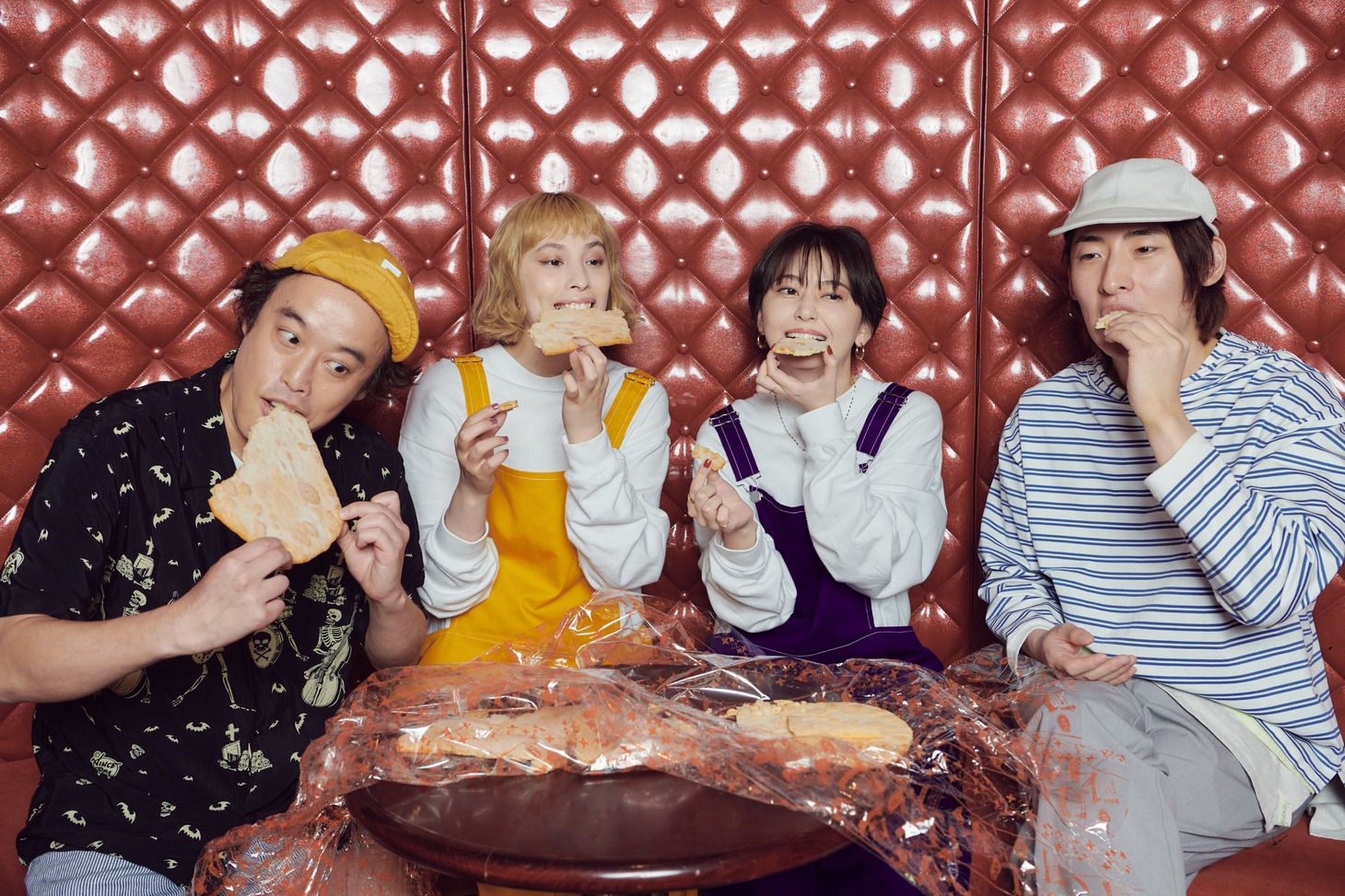 “100倍ハッピーターン”を食べるやついいちろう、chelmico、ビッケブランカ。（撮影：曽我美芽）