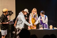 試食コーナーの様子。左からやついいちろう、ビッケブランカ、chelmico。（撮影：曽我美芽）