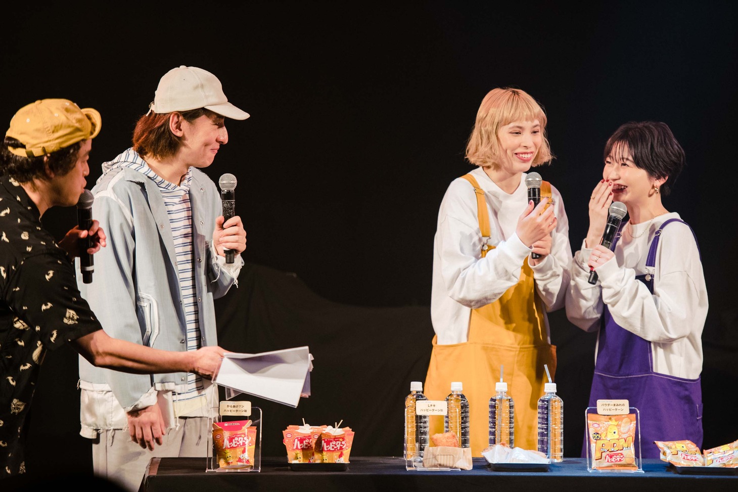 試食コーナーの様子。左からやついいちろう、ビッケブランカ、chelmico。（撮影：曽我美芽）
