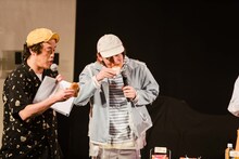 「Lチキ ハッピーターン味」を試食するやついいちろうとビッケブランカ。（撮影：曽我美芽）