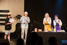 試食コーナーの様子。左からやついいちろう、ビッケブランカ、chelmico。（撮影：曽我美芽）