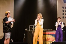 やついいちろうとchelmico。（撮影：曽我美芽）