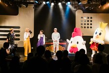 エンディングの様子。左からやついいちろう、chelmico、ビッケブランカ、からあげクン、ターン王子。（撮影：曽我美芽）