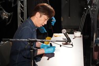 ひらがな、カタカナ限定の宛名を入れてサインをする後藤輝基。