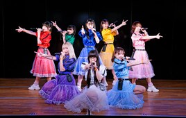 柏木由紀率いるWACKアイドルSPY、AKB48劇場で「大声ダイヤモンド」を歌い踊る