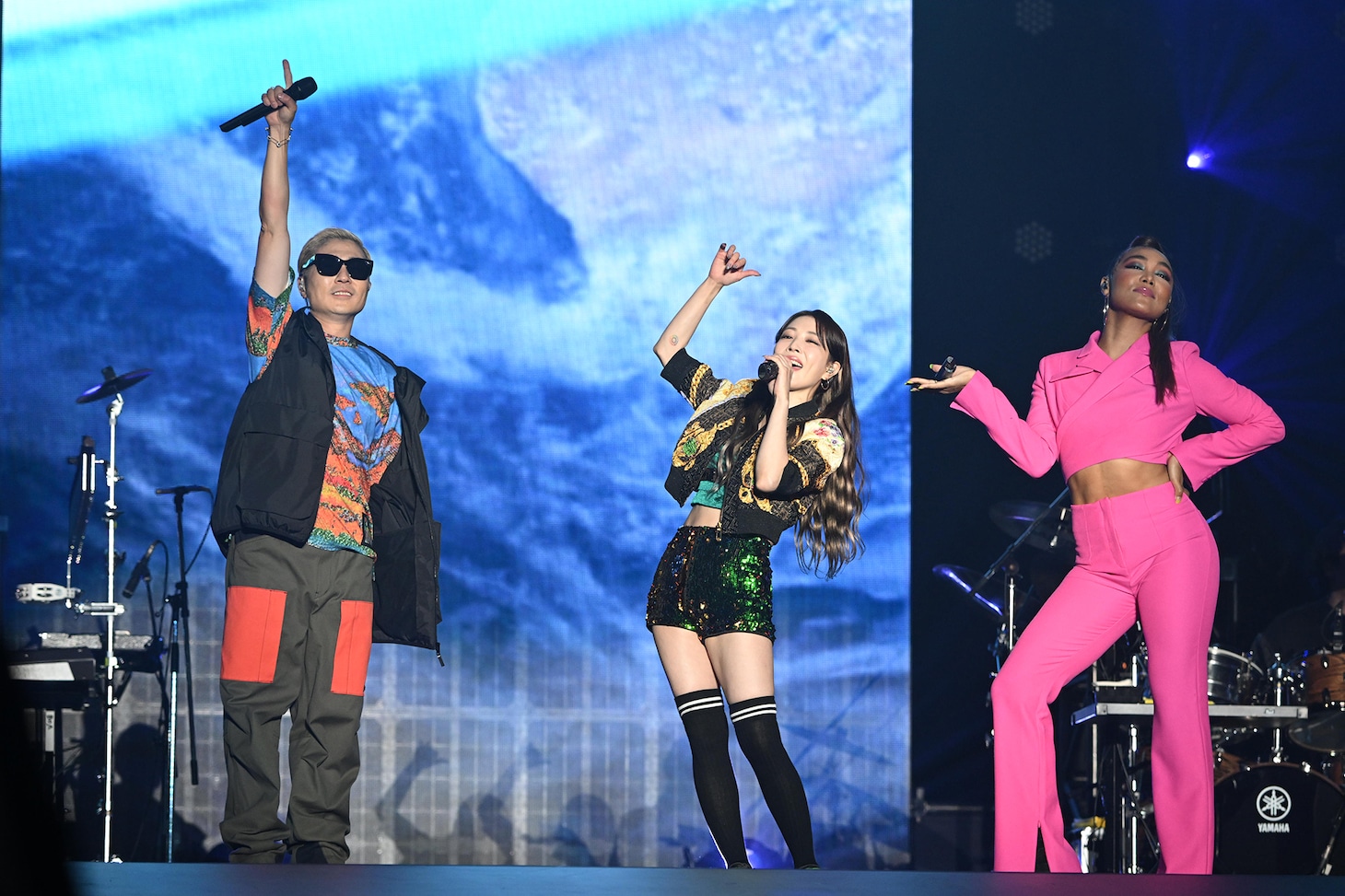 人気画像8位は「BoA、日本デビュー20周年ライブで30曲熱唱『私、日本に来てよかった』東方神起YUNHOも駆け付ける」より、VERBAL（m-flo）、BoA、Crystal Kay。（写真提供：エイベックス）