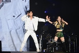 左からYUNHO(東方神起)、BoA。(写真提供:エイベックス)