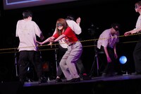 ダンスチャレンジのコーナー。無音になりさすがに立ち位置がおぼつかず、こんなポーズになってしまう場面も。