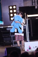 「テラもん」のぬいぐるみを持った寺島拓篤（撮影：青木早霞［PROGRESS-M］）。