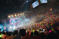 色とりどりのテープが舞う神奈川・横浜武道館。