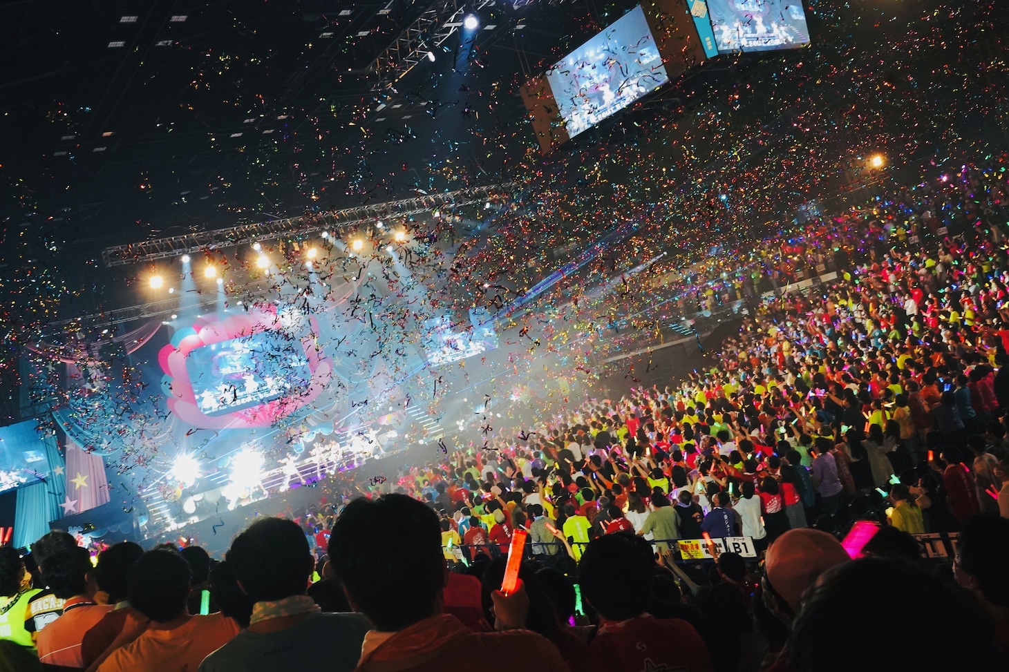 色とりどりのテープが舞う神奈川・横浜武道館。