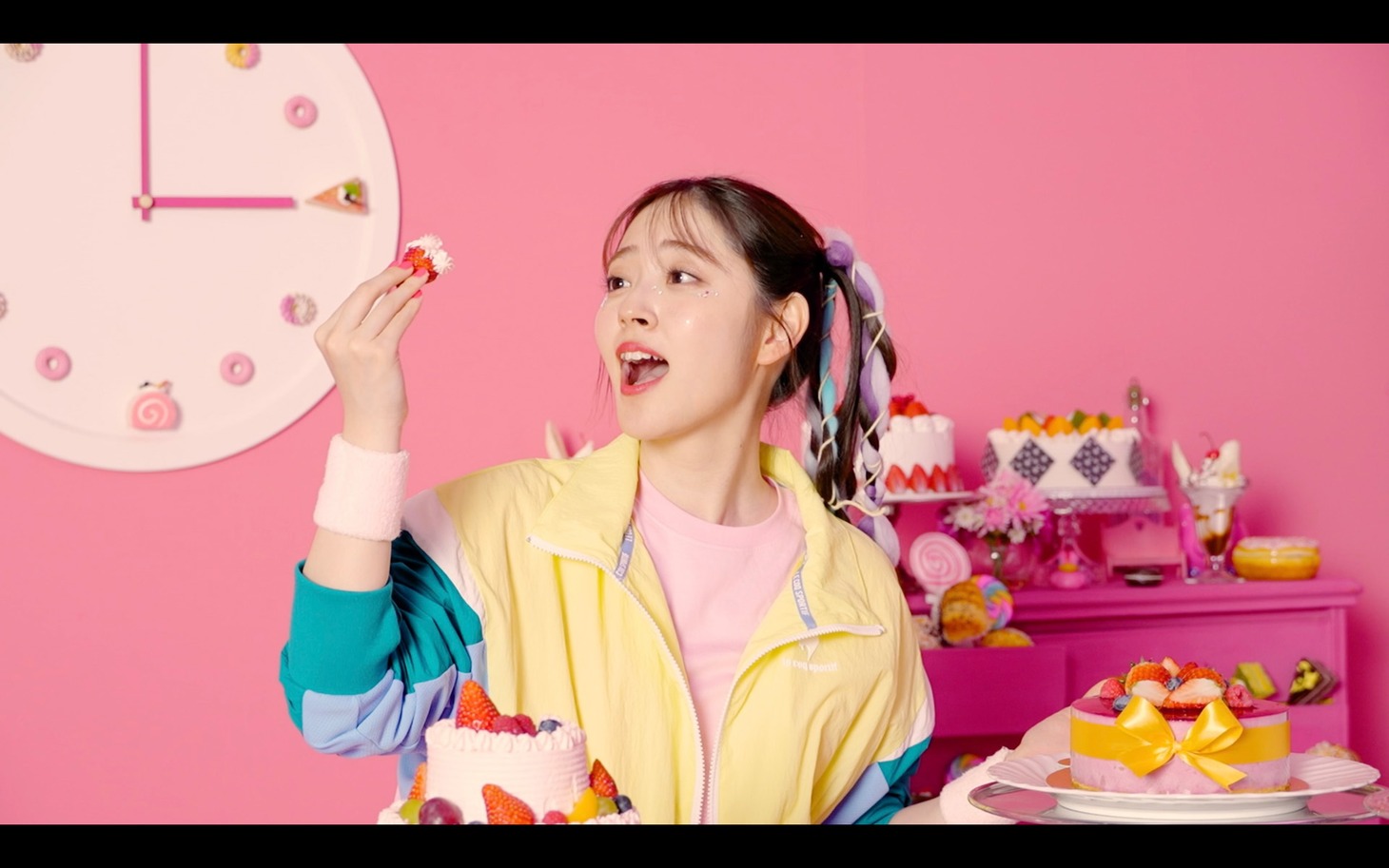 鈴木愛理「ハートはお手上げ」ミュージックビデオのメイキング映像より。