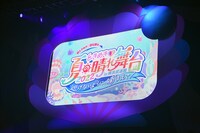 パールの貝殻をイメージしたステージ上のモニタ。