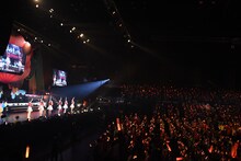 会場をオレンジ色に染め上げた超ときめき♡宣伝部と宣伝部員。