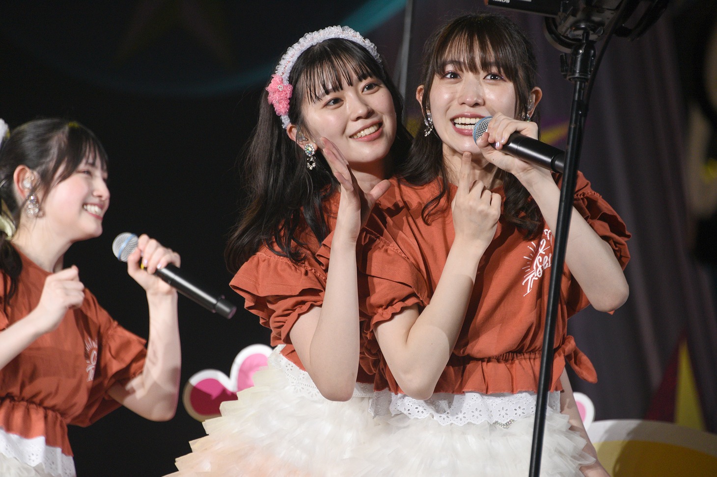 左から菅田愛貴、坂井仁香、小泉遥香。