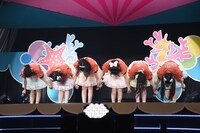 会場の宣伝部員にお辞儀をする超ときめき♡宣伝部。