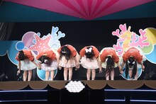 会場の宣伝部員にお辞儀をする超ときめき♡宣伝部。