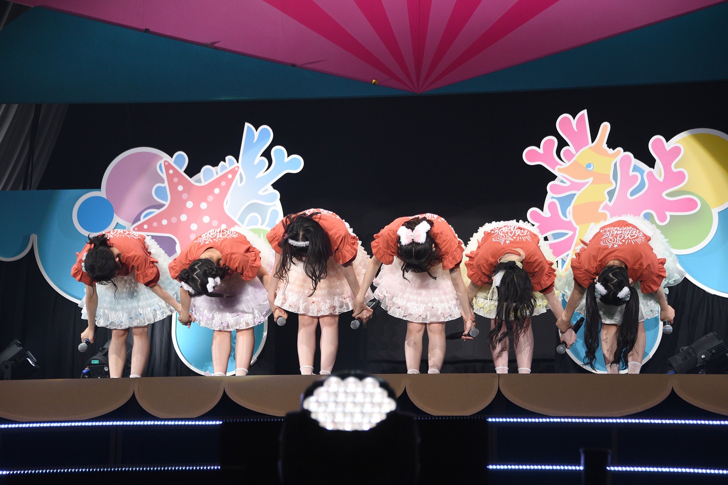 会場の宣伝部員にお辞儀をする超ときめき♡宣伝部。