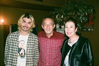 左よりオカモトショウ、小坂忠、小坂忠夫人・高叡華さん。