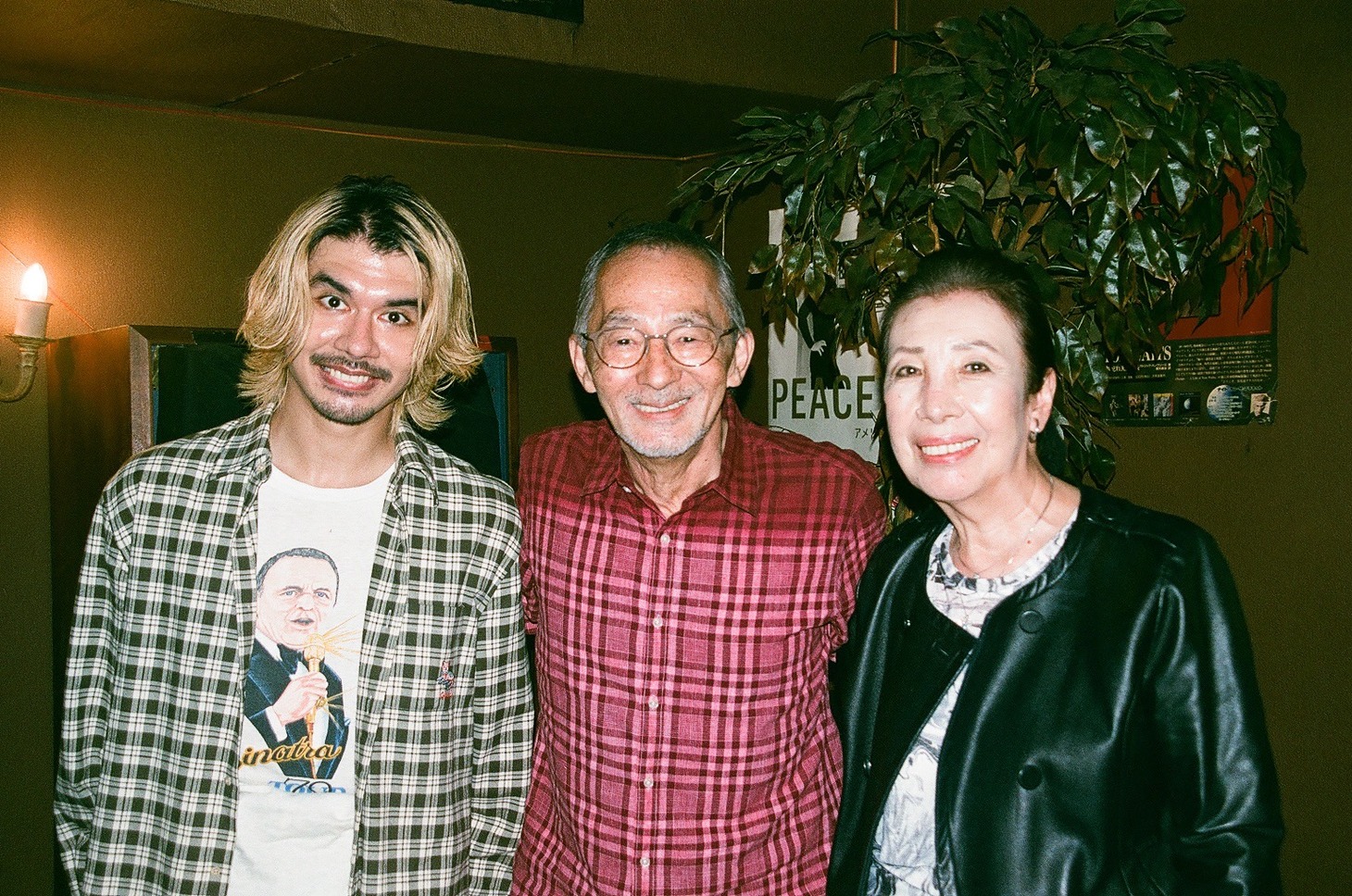 左よりオカモトショウ、小坂忠、小坂忠夫人・高叡華さん。
