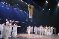 くす玉でさらなる節目の2000回に向けて鼓舞され苦笑いする堂本光一（中央）。