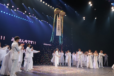 くす玉でさらなる節目の2000回に向けて鼓舞され苦笑いする堂本光一(中央)。