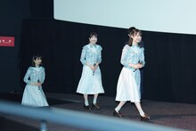 左から上村ひなの、河田陽菜、金村美玖。