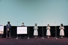 左から竹中優介監督、刀根鉄太プロデューサー金村美玖、河田陽菜、上村ひなの。