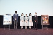 左から竹中優介監督、金村美玖、河田陽菜、上村ひなの、刀根鉄太プロデューサー。