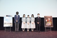 左から竹中優介監督、金村美玖、河田陽菜、上村ひなの、刀根鉄太プロデューサー。