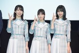 左から竹中優介監督、金村美玖、河田陽菜、上村ひなの。