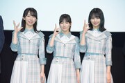 左から竹中優介監督、金村美玖、河田陽菜、上村ひなの。