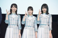左から竹中優介監督、金村美玖、河田陽菜、上村ひなの。