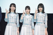 左から竹中優介監督、金村美玖、河田陽菜、上村ひなの。