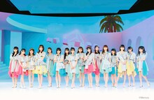HKT48。左から8番目が矢吹奈子 。