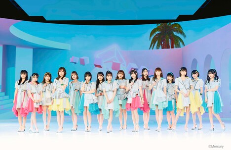 HKT48。左から8番目が矢吹奈子 。
