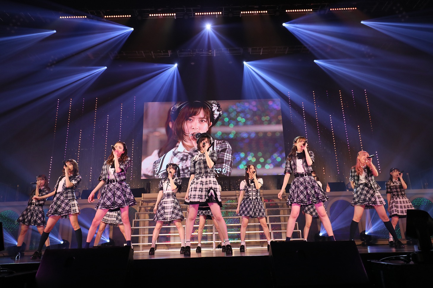 「好きで好きでしょうがない」をパフォーマンスするラストアイドル。（提供：ラストアイドル制作委員会）
