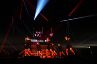 「愛しか武器がない」をパフォーマンスするラストアイドル2期生。（提供：ラストアイドル制作委員会）