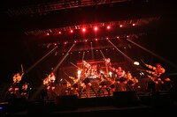 「何人（なんびと）も」をパフォーマンスするラストアイドル。（提供：ラストアイドル制作委員会）