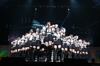 「大人サバイバー」をパフォーマンスするラストアイドル。（提供：ラストアイドル制作委員会）