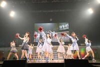 「当たりくじ」をパフォーマンスするラストアイドルメンバー。（提供：ラストアイドル制作委員会）