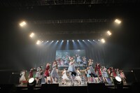 「バンドワゴン」をパフォーマンスするラストアイドル。（提供：ラストアイドル制作委員会）