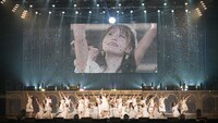 「僕たちは空を見る」をパフォーマンスするラストアイドル。（提供：ラストアイドル制作委員会）